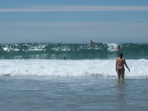 Surfistas y bañistas